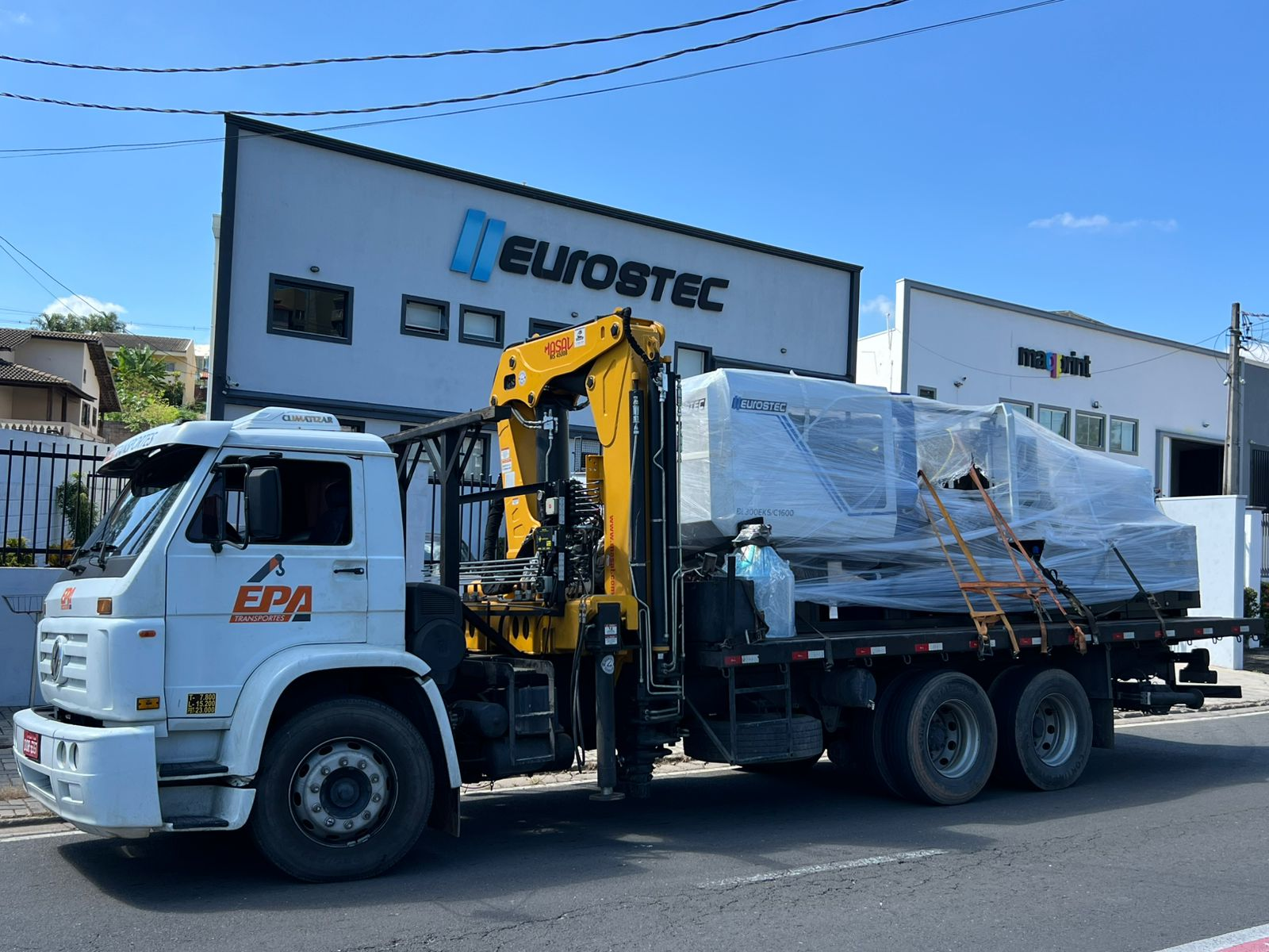 Caminhao EPA Transportes durante operacao de carga